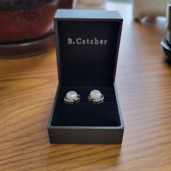 ❄️2 for 20❄️ Stainless Steel Pearl Earrings - Picture 4 of 4